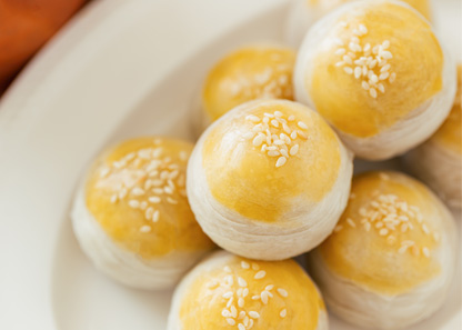 Reheat Moon Cake with Different Fillings
